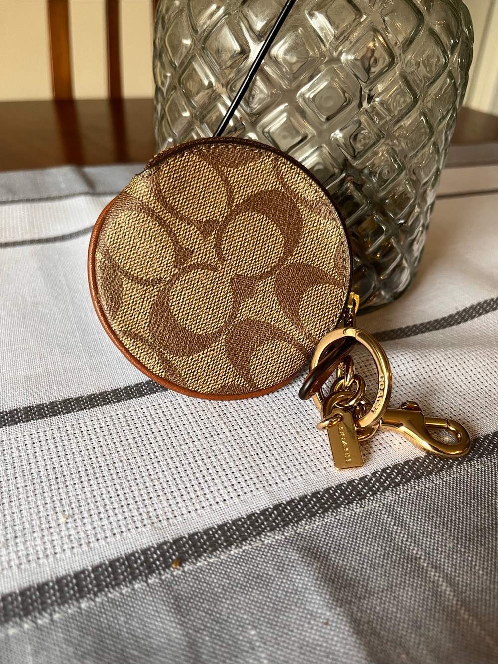 Coach Khaki/Tan Signature Circle Pouch w/ gold carabiner clip & key! Gift! - Picture 8 of 8